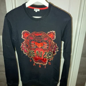 Kenzo tröja  - Tja! Säljer min kenzo Paris då den är alldeles för liten för mig. Storlek XS Skick 9/10 knappt använd  Kan gå ner lite vid snabb affär👍