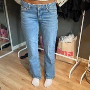 Lågmidjade Jeans ”icon” - Lågmidjade Jeans från Lager 157 i modellen Icon, säljer då dem inte längre passar mig så bra 💞