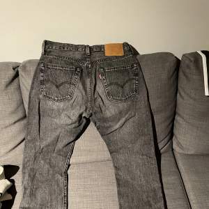 501 Levis Jeans som är i storleken W29 L30 Jeansen är mera grå i verkligheten. Skicket  är 7-8/10
