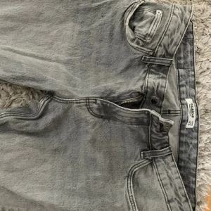 Lågmidjade jeans - Ljusgrå lågmidjade jeans från pull & bear 🌸💗