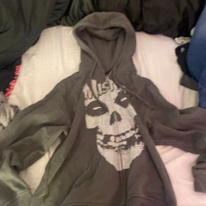 Grå hoodie y2k - Från h&m andvänd 5 gånger bra skick 