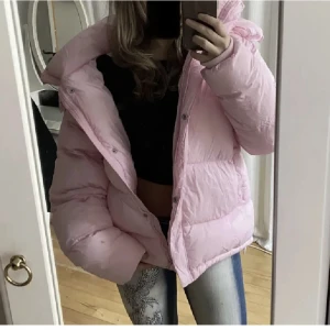 rosa bikbok jacka - bikbok jacka använd en gång, ser helt ny ut! strl S! säljer för 600kr och är ute efter snabb affär! kan skicka egen bild 