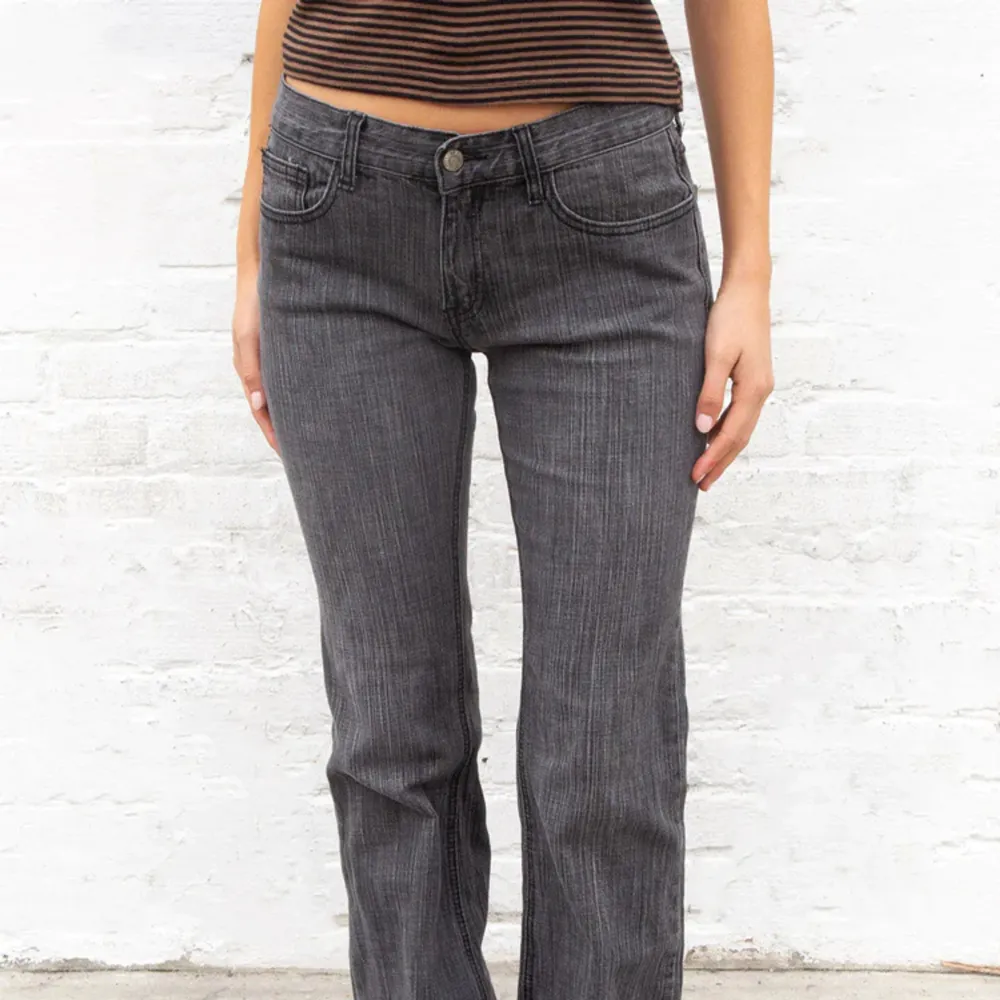 Supersnygga gråa brandy melville jeans i modellen Brielle 90s. Uppsydda för att passa mig som är ca 164. Superskick!  Midja: 74 Innerben: 72. Jeans & Byxor.