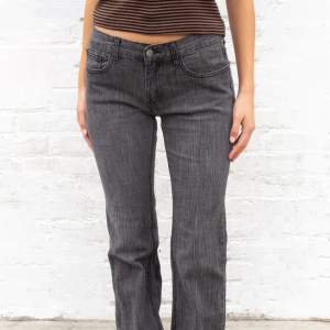 Supersnygga gråa brandy melville jeans i modellen Brielle 90s. Uppsydda för att passa mig som är ca 164. Superskick!  Midja: 74 Innerben: 72