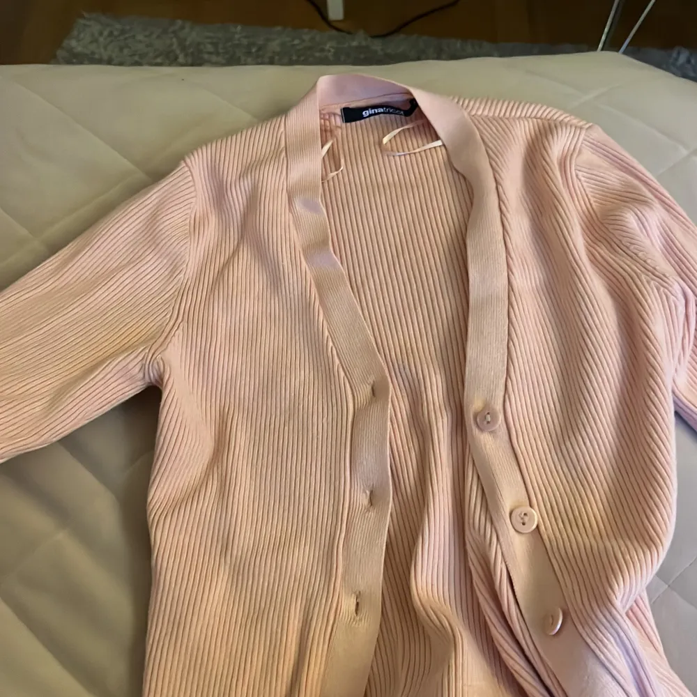 En söt ljus rosa kofta i S från Gina tricot. I bra skick . Tröjor & Koftor.