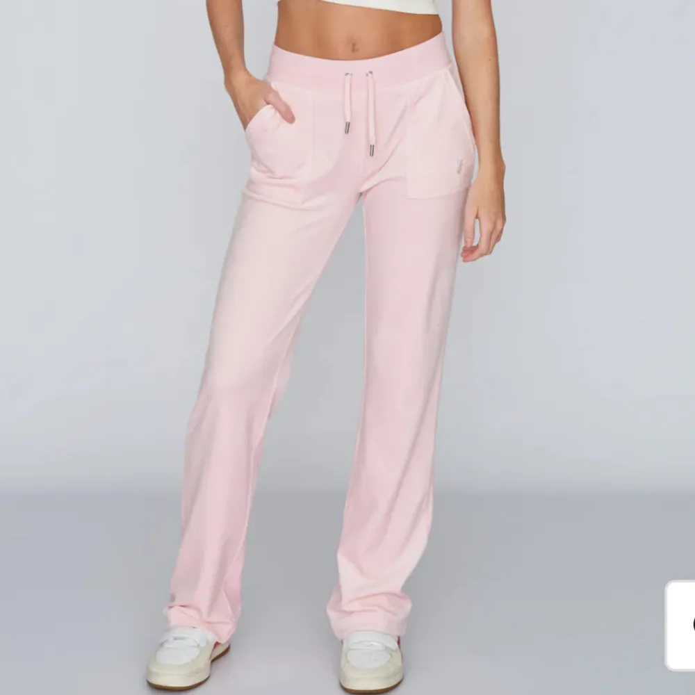 Säljer nu dessa Juicy Couture byxorna som inte kommer till användning🥰🥰  Storlek XS men kan även passa S. Jeans & Byxor.