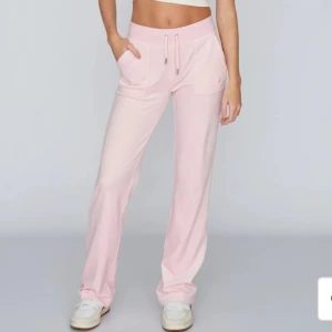 Juicy Couture - Säljer nu dessa Juicy Couture byxorna som inte kommer till användning🥰🥰  Storlek XS men kan även passa S