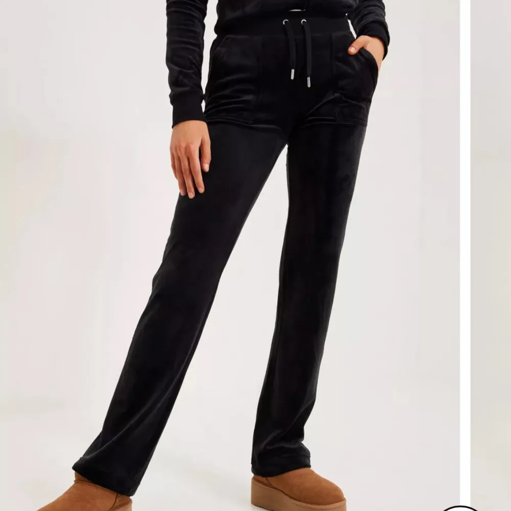 Säljer mina svarta juicy couture byxor, nypris 1200kr säljer för 800kr, användt få gånger, storlek S(pris kan diskuteras) . Jeans & Byxor.