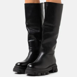 Svarta stövlar - Säljer mina svarta stövlar jag köpte ganska så nyss. Använda fåtal gånger. Pris går att diskutera❤️