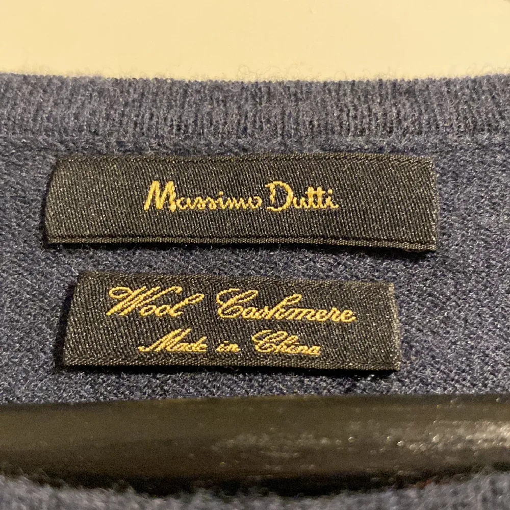 Riktigt skön Massimo Dutti tröja i Kashmir/ull blandning. Tröjan är i princip i nyskick. Nypris 699. Tröjor & Koftor.