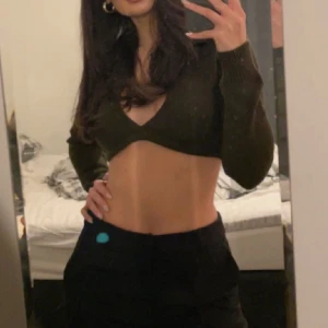 Kort stickad topp - Strl: S, från Nelly, fin grön färg, sitter bra, passar till vardags & fest