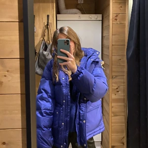 Tommy Hilfiger Jacka - Säljer min blå vinterjacka från Tommy hilfiger/ Tommy Jeans. Den är i Xs men passar även som S💗Har tyvärr inte kvittot då jag fick den i present. Jag kan skicka fler bilder om det skulle behövas! Den här inga defekter och har hållit sig jättefin🥰Nypris 2900, köpte för två år sedan och den finns inte att köpa längre!