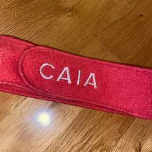 Caia Cosmetics hårband - Helt nytt aldrig användt rött limited edition jul design från Caias första julkalender. Nypris för dom vanliga 95kr