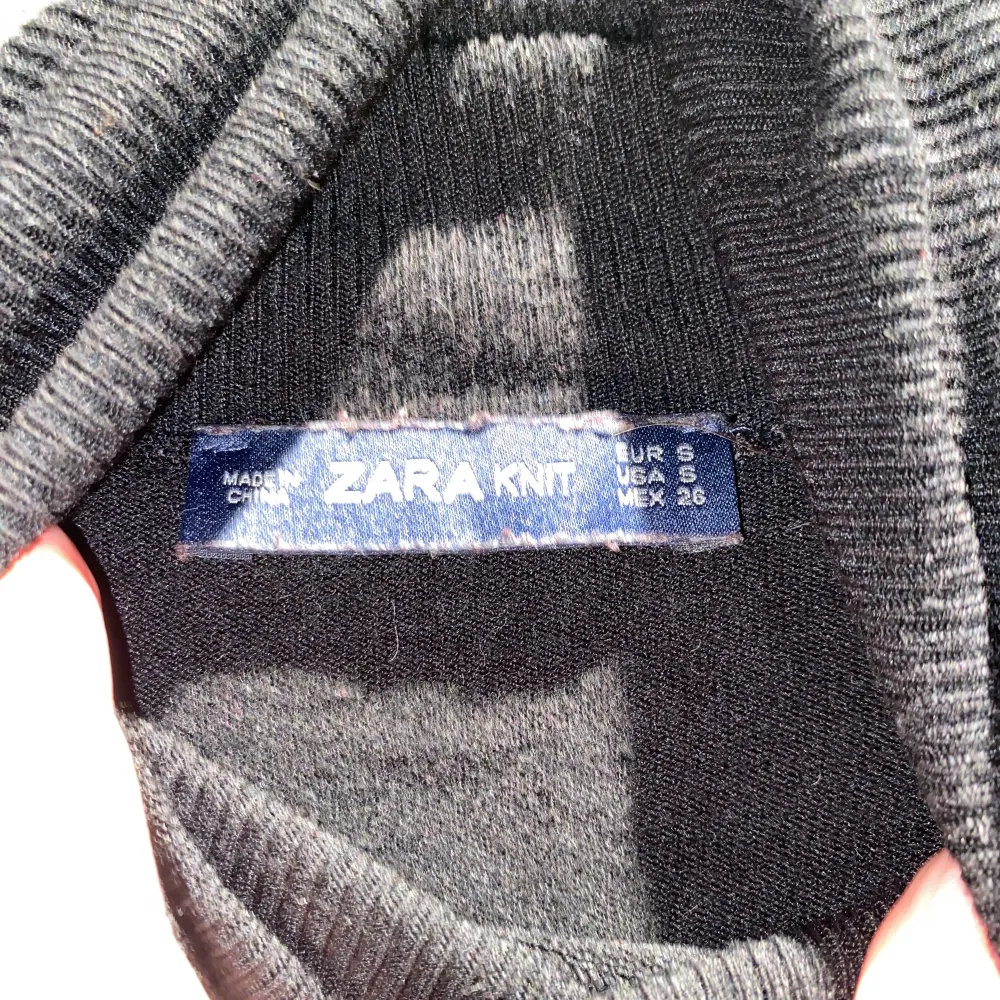 En jättefin stickad tröja med polokrage sant pärlor från Zara i storlek S.   . Stickat.