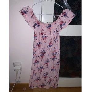 Offshoulder klänning  - Storlek 158/164. Rosa med blommor 