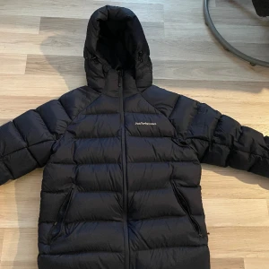 Peak performance jacka  - Säljer nu denna helt nya peak performance jacka då den är lite för stor för mig men annars inget fel.Jackan är riktigt skön och varm vilket är perfekt inför vintern. skicket är 10/10. Nypris 3799kr mitt pris 1600