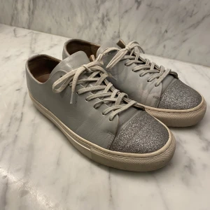 Arigatos  - Säljer dessa skitsnygga Axel Arigato skor💓 De är i använt skick men inga stora defekter. Säljer pga att de tyvärr är för små💗