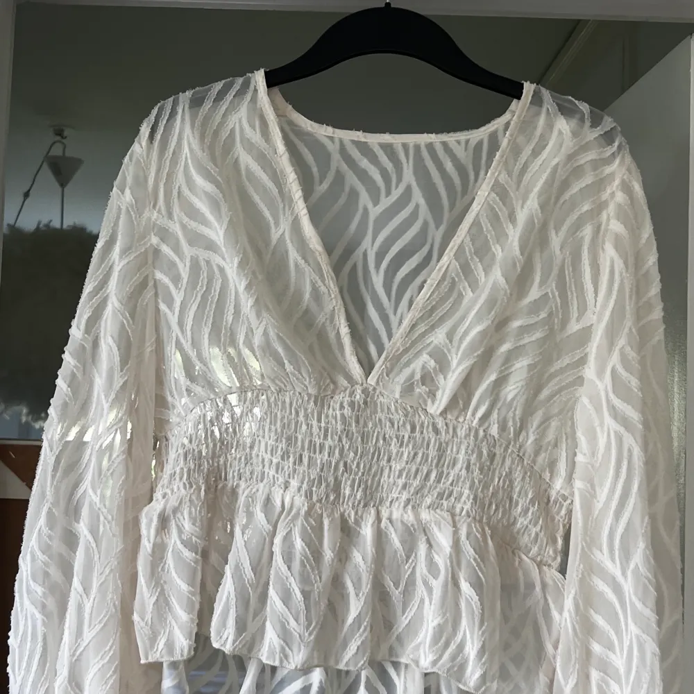 En fin beige blus ifrån Shein i storlek XL. Jag skulle säga att den är ganska liten i storleken och är mer än L än XL!  Den är i bra skick och använda någon enstaka gång❤️  95%polyester 5%elastan. Blusar.