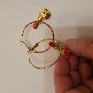 Örhängen  - Örhängen med läppstiftshängen