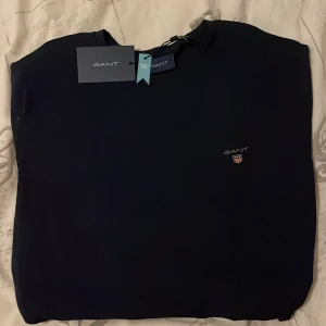 Långärmad gant t-shirt  - En helt ny marinblå långärmad t-shirt från gant. Tröjan är i utmärkt skick och har inga hål eller andra defekter och är aldirg använd. Tröjan är i storlek medium. Sälja pga att den inte passar. Hör av dig för fler bilder eller frågor.