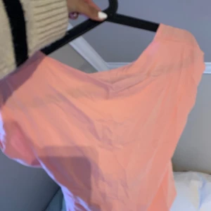 T-shirt med öppen rygg  - Rosa t-shirt med öppen rygg, sitter lite löst o snyggt