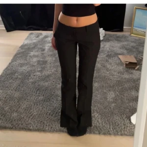 Lågmidjade kostymbyxor  - Snygga lågmidjade byxor från bikbok. I nyskick 💖 Nyrpris 500kr De är petite 