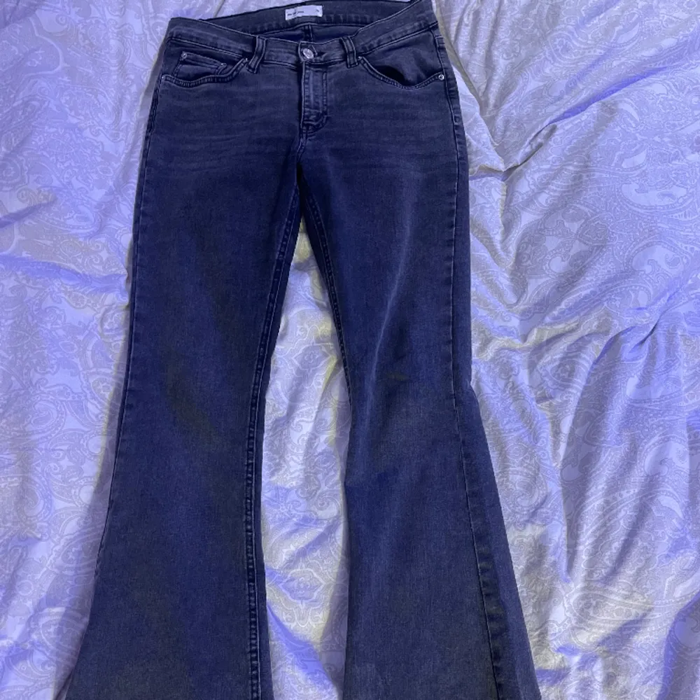 Säljer mina Gina jeans för de inte passar längre. De är i bra skick förutom nere vid benen eftersom de är för långa för mig (163) men det går att sy upp. Köpte dom för 500kr i sommras och inte jätte använda. Priset kan diskuteras❤️. Jeans & Byxor.