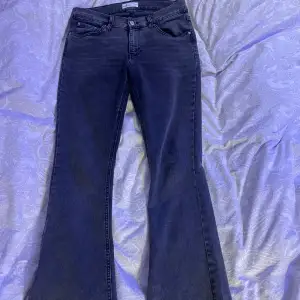 Säljer mina Gina jeans för de inte passar längre. De är i bra skick förutom nere vid benen eftersom de är för långa för mig (163) men det går att sy upp. Köpte dom för 500kr i sommras och inte jätte använda. Priset kan diskuteras❤️