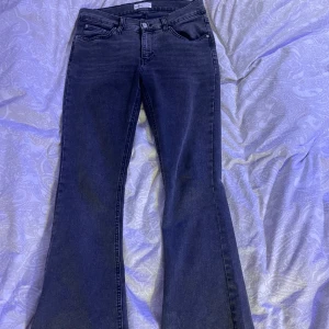 Lowaist bootcut jeans 38  - Säljer mina Gina jeans för de inte passar längre. De är i bra skick förutom nere vid benen eftersom de är för långa för mig (163) men det går att sy upp. Köpte dom för 500kr i sommras och inte jätte använda. Priset kan diskuteras❤️