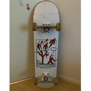 Skateboard polar  - Skateboard som jag använt lite en sommar men sen aldrig igen. Möts upp i Stockholm. Deck: Polar Skate CO. Team Heaven 7.875” Truckar: Poetic Collective Film 5.25” Hjul: Spitfire OG Classic 53mm Kullager: Redz Griptape: Polar Skate CO. Logo Lazer Cut