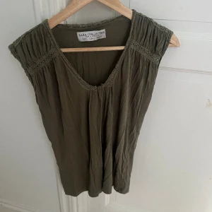 Supersnyggt linne/blus - Jättefin modell och färg💚Står storlek L men sitter även snyggt på storlek S