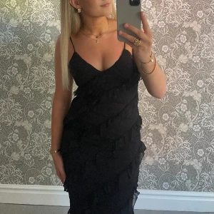 Klänning  - Jag säljer denna fina klänningen från Gina tricot😍 Denna är endast använd 1gång och är såå fin! Jag köpte den för 700kr och säljer  för 600kr😇skriv för mer info😚😚