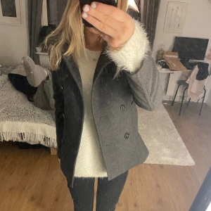 Kappa - en fin kappa som jag köpt hör på plick, är lite grå/svart i färgen!! skriv gärna för fler bilder eller funderingar🤗