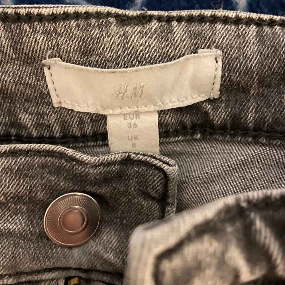 Fina gråa jeans från hm. Fint skick . Jeans & Byxor.