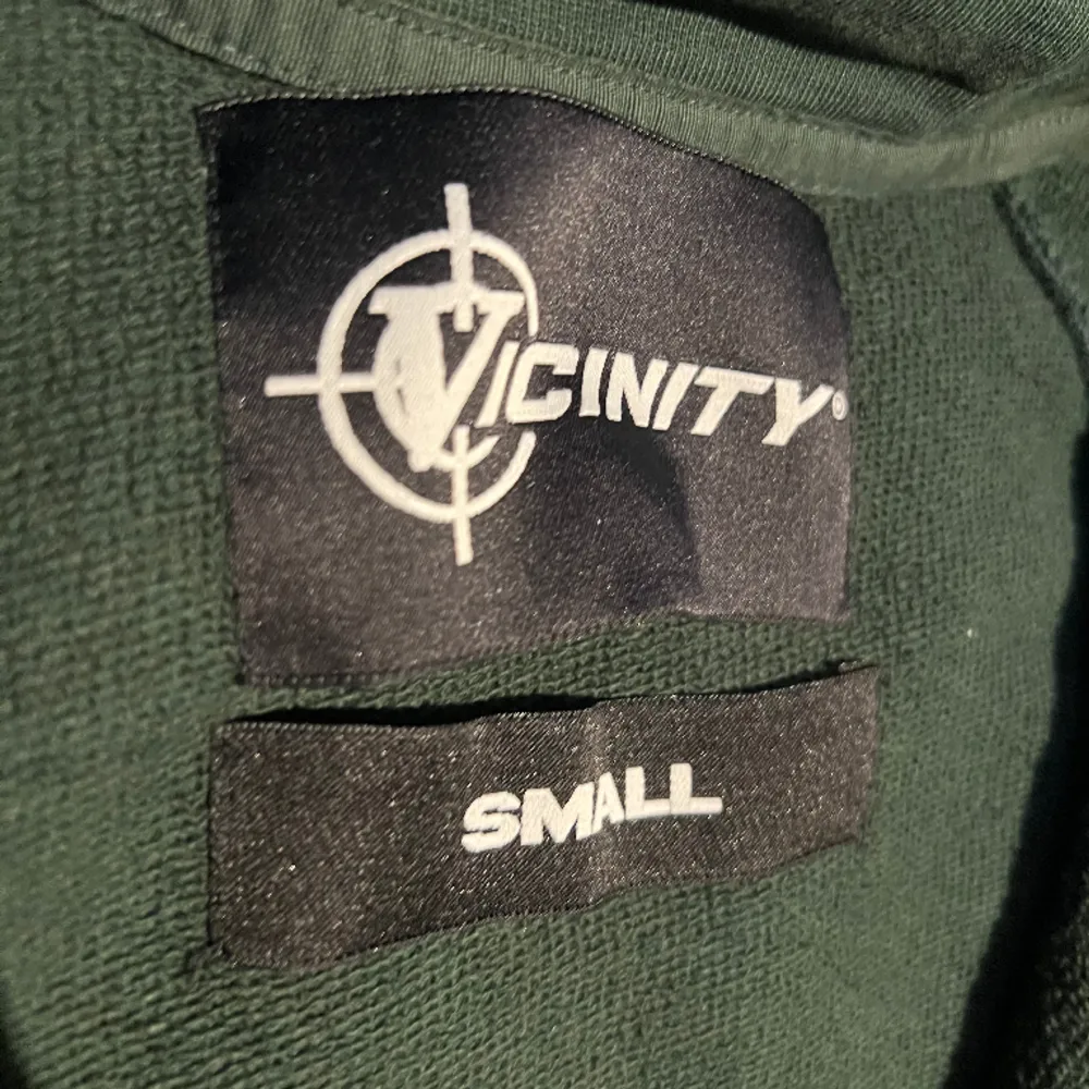 Säljer denna Vicinity hoodie. Den är i väldigt bra skick och jag har knappt använt den. Säljer för 650 men pris kan diskuteras.. Hoodies.