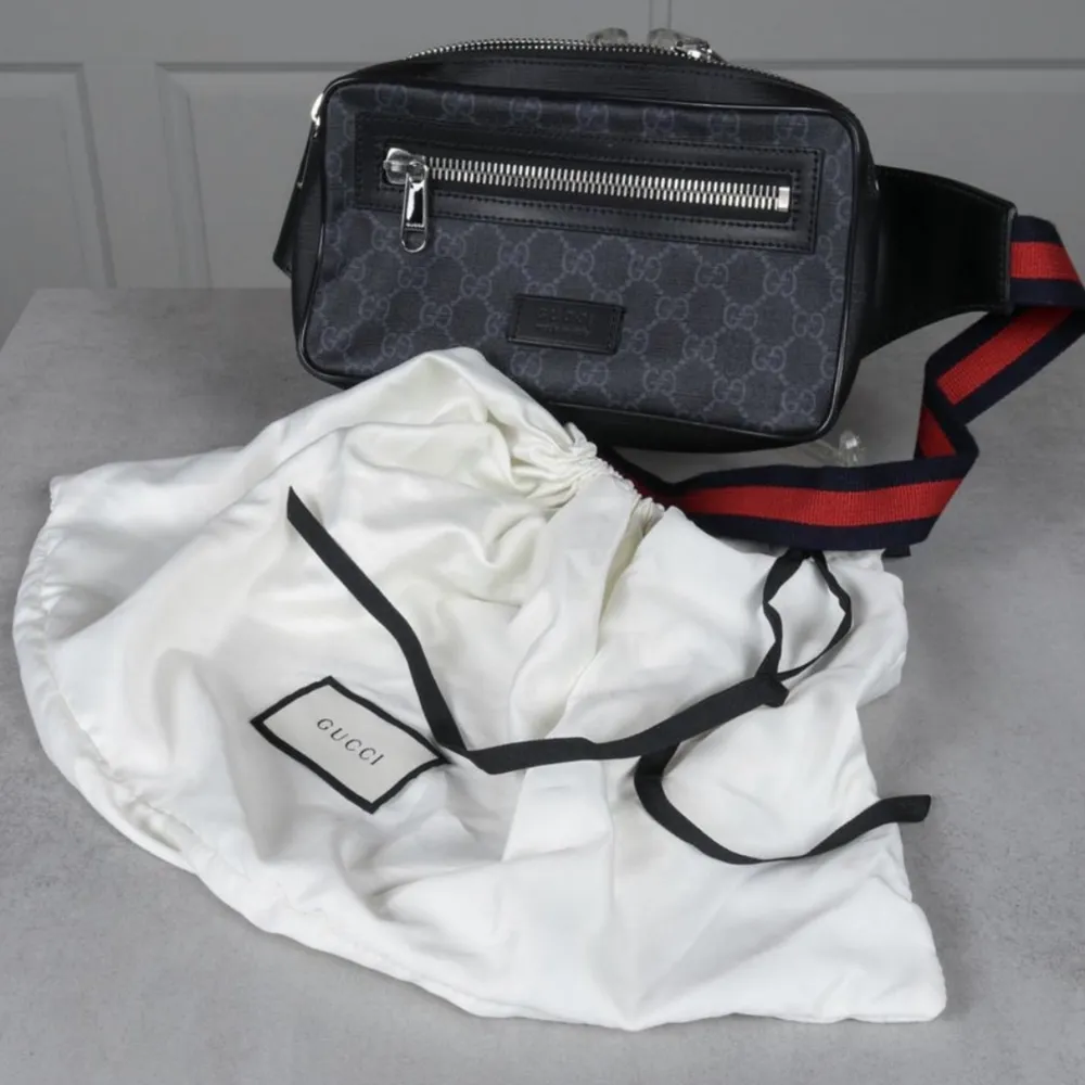 Super fin, helt oanvänd gucci bältväska med dustbag och certifikat! . Väskor.
