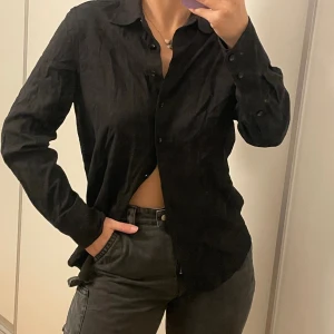 Svart linneskjorta från Wakakuu - Svart linneskjorta från wakakuu icons. Köpt förra sommaren och endast använd ett fåtal gånger.  Storlek: S Priset går att pruta! 