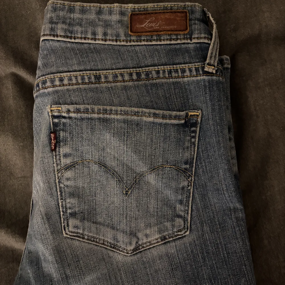 Säljer dessa populära Levis jeansen. Lågmidjade och bootcut stl 27/32-34. Finns inte att köpa längre. Säljer då dom är för små för mig! Har inte satt något pris så kom med förslag!❤️Tryck inte på köp nu!. Jeans & Byxor.