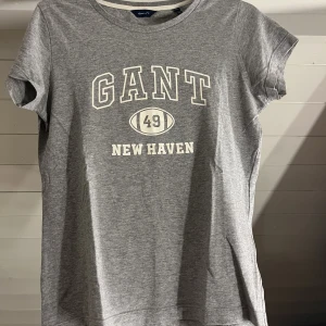 Gant t-shirt - Grå gant t-shirt i jätte fint skick. Som ny! 