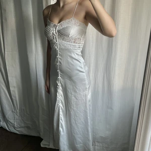 Vit klänning - Vit klänning med spetsdetaljer från Zara. Passar XS/S. Inga defekter 🤍