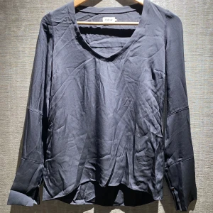 Tröja | Ahlvar Gallery - Jättefin svart silkes tröja från det exklusiva märket Ahlvar Gallery. Den har vackra detaljer på armarna samt knappar på botten. Den är extremt skön att ha på sig då den är så mjuk, luftig och flowy. Passar perfekt till ex sommaren. pris kan diskuteras