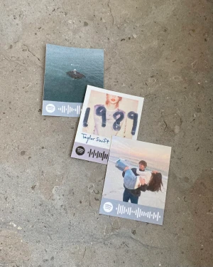 Spotify klistermärke - Låt man valt måste finnas på Spotify! Färg bakom scannkoden väljs slumpmässigt ut av Spotify! Mått ca 5x4cm , Frakt tillkommer alltid på 20kr! 💌 Instagram - Vikiicom