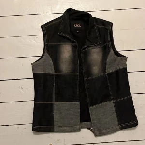 patchwork jeans väst - jättesnygg jeansväst med patchwork köpt vintage i paris.