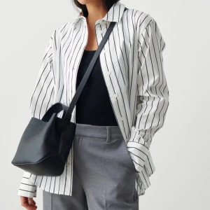 Gina tricot väska - Svart Axelremsväska från Gina Tricot ”everyday mini crossbody bag”. Påminner om Arkets väskor. Den är helt i nyskick då den ej kommit till användning. Nypris: 400 kr. Kan mötas upp i Sthlm.