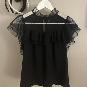 Volangblus  - Volang blus från SHEIN, storlek Xs/s. Använd ett fåtal gånger så är i nyskick😍