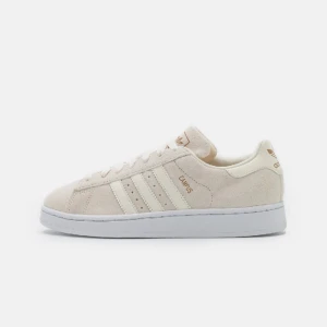 Adidas campus 2 - Säljer dessa adidas campus 2 i beige! Storlek 41 1/3 men är mer som en 40 eller 40,5 i storlek🥰