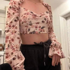 Blommig blus - Oanvänd blus i storlek S!  50kr + frakt