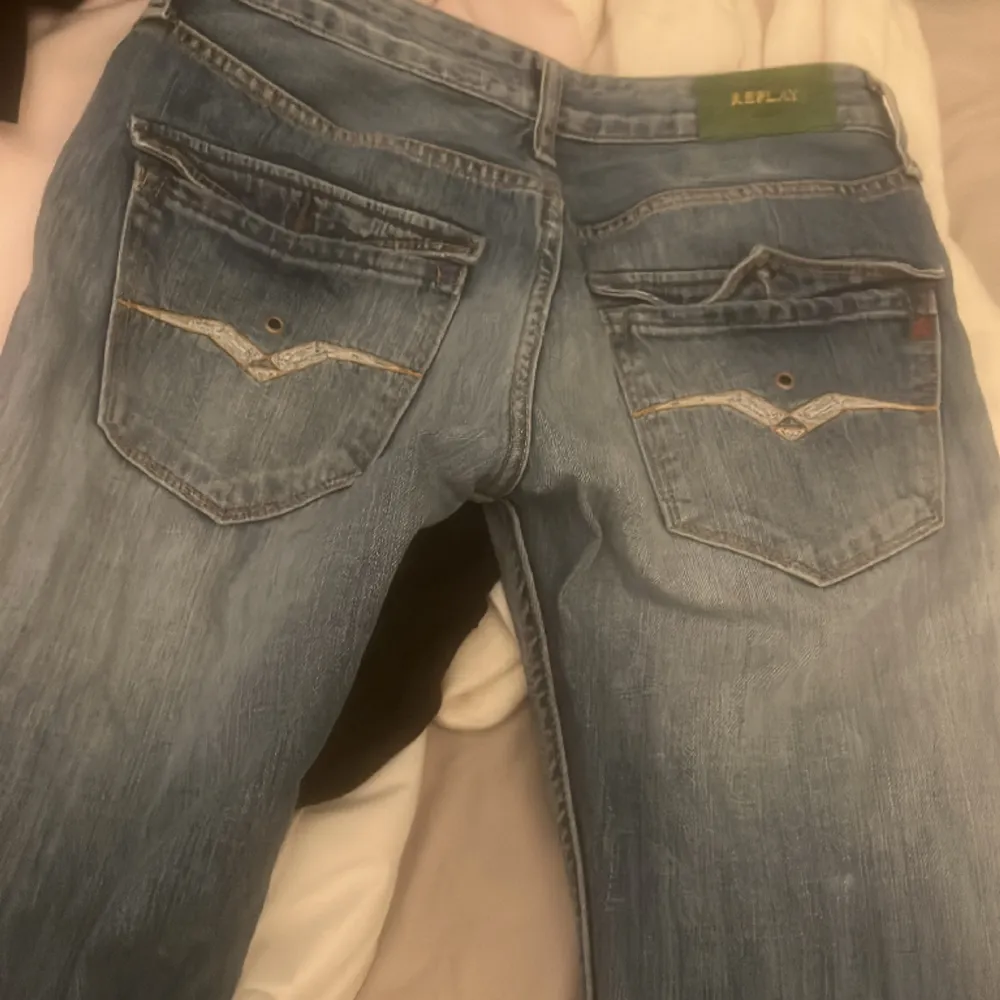  Super snygga Replay jeans som är straight , original pris kanske kostar runt 1300? Så kom med pris förslag❤️. Jeans & Byxor.