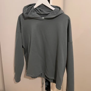 Hoodie - Tunnare hoodie som går o anpassa i midjan😍 