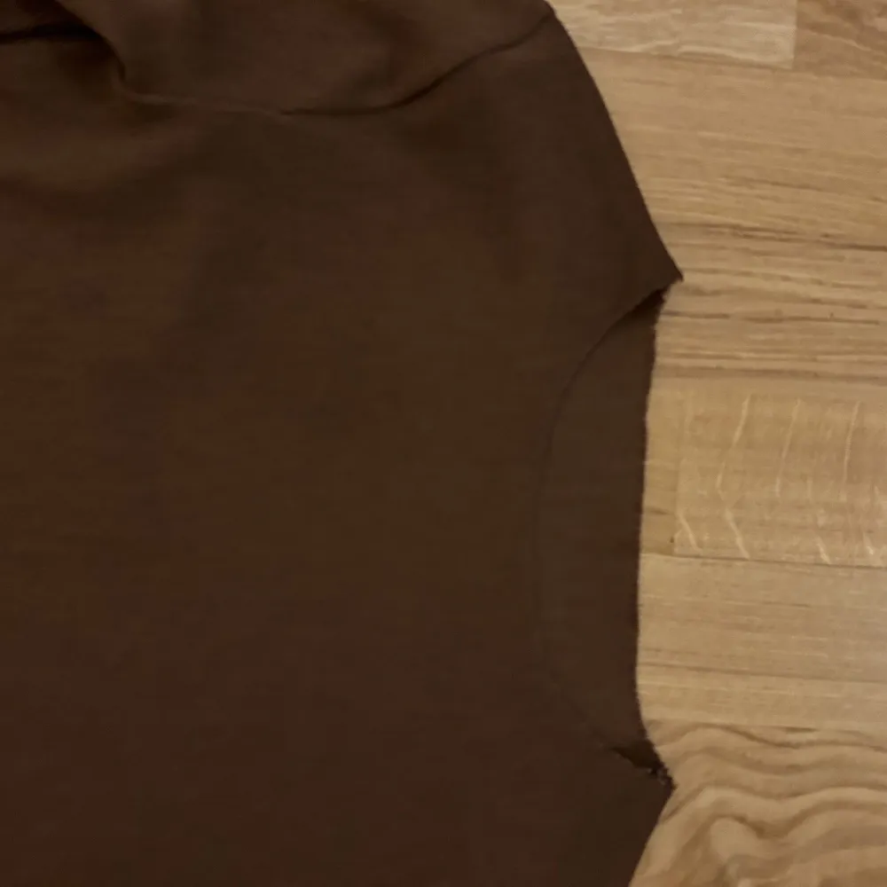 Säljer en brun tunn långärmad tröja med långa ärmar, från A-dsgn i storlek S. Är jätte fin och sitter smickrande och tajt på kroppen! Är i fint skick.. T-shirts.